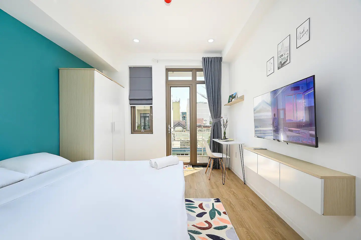 Studio 4.2 interior with queen bed and balcony